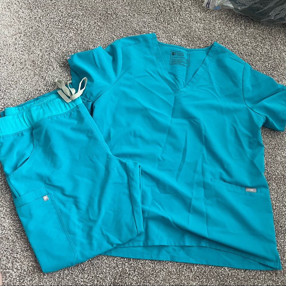 Figs Scubs XL top & XL petite bottoms, good condition. Smoke and pet free home